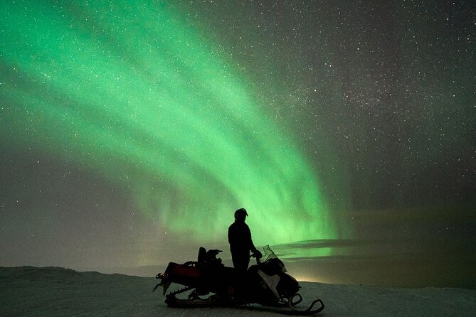 3 Hours Snowmobiling under Auroras and Night Sky - How the guiding and group size affect the ride