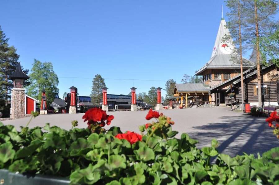City tour and Santa Claus village visit in Lapland - Shopping for Arctic souvenirs
