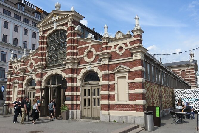 Epic Helsinki: English Speaking Walking Tour - Guide style and group experience