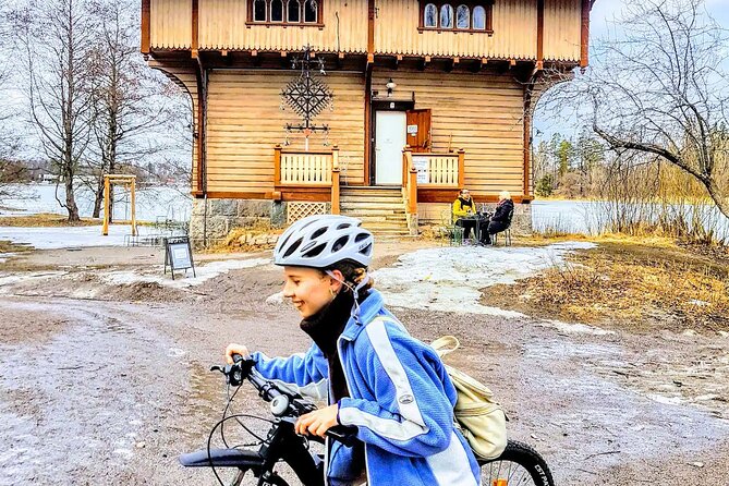Explore happiest Helsinki: Bike/Ebike: BBQ, Sauna, Forest, &Parks - Finnish sauna at Urheiluhallit Töölö