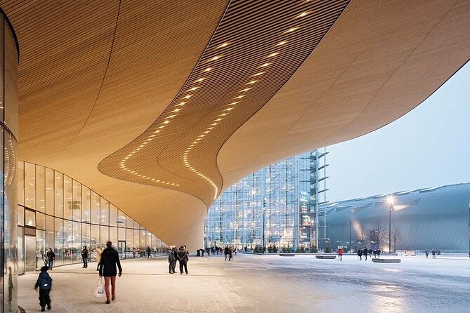 Explore Helsinki in Portuguese with a PRIVATE guide - Kansalaistori and Helsinki’s modern cultural center