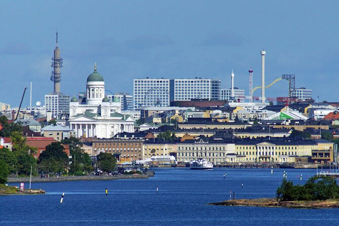 Explore Helsinki in Portuguese with a PRIVATE guide - Esplanadi Park and Finnish city life