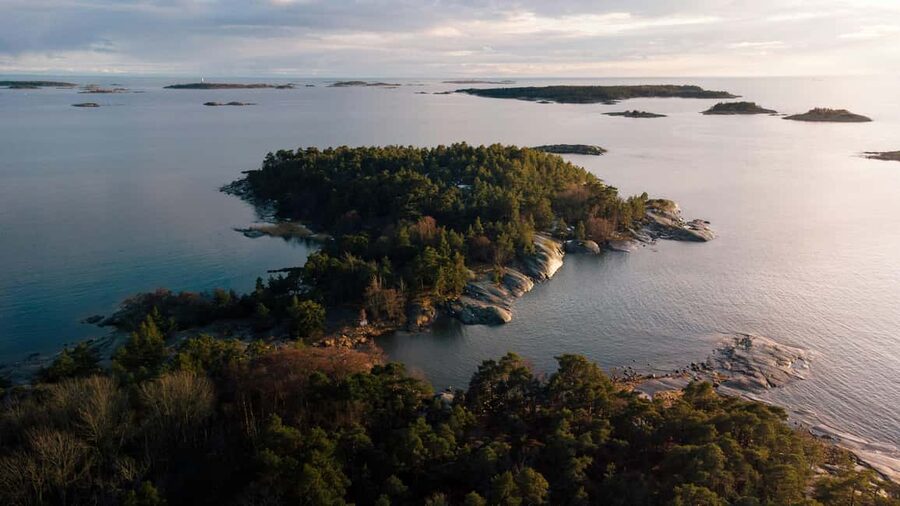 From Helsinki: Guided Tour of Porkkalanniemi Peninsula - The campfire stop with Finnish snacks and berry juice