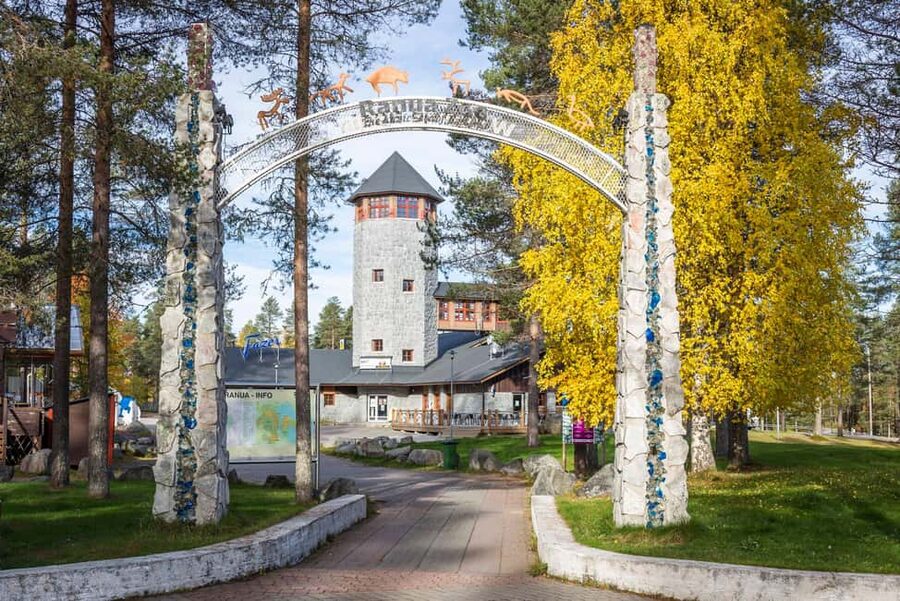 From Rovaniemi: Visit Wildlife Park in Ranua - The minibus ride from Rovaniemi