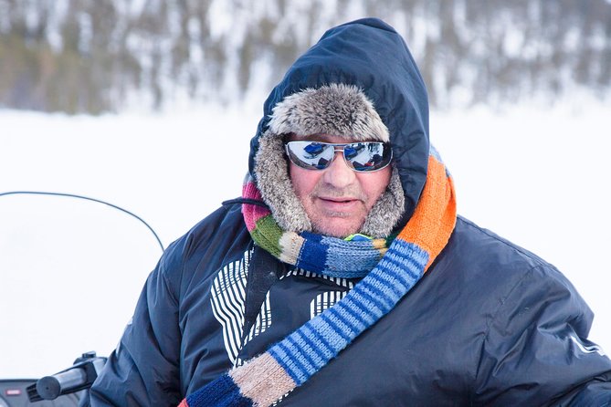 From Saariselkä: Ice Fishing Tour to Lake Inari, reindeers &lunch - Feeding reindeer before the ride back