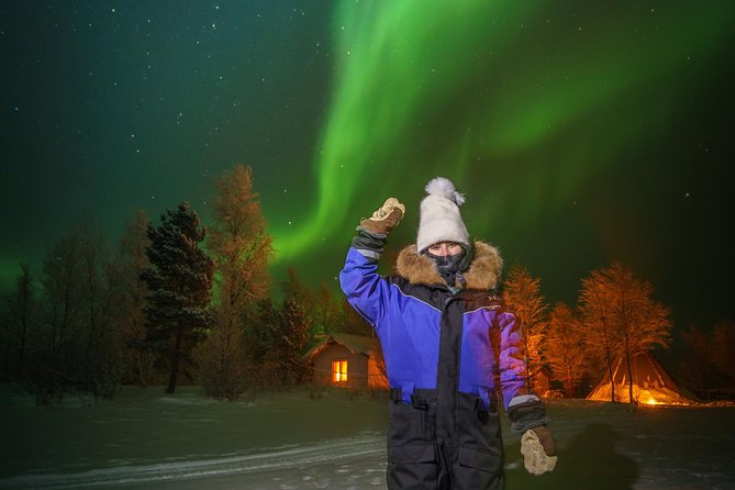 From Saariselkä: Northern lights tour to Lake Inari, incl. dinner - Feeding reindeer in the dark