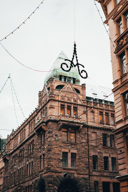 Helsinki: Architecture Walking Tour with Expert - A small group and a guide who adjusts the pace