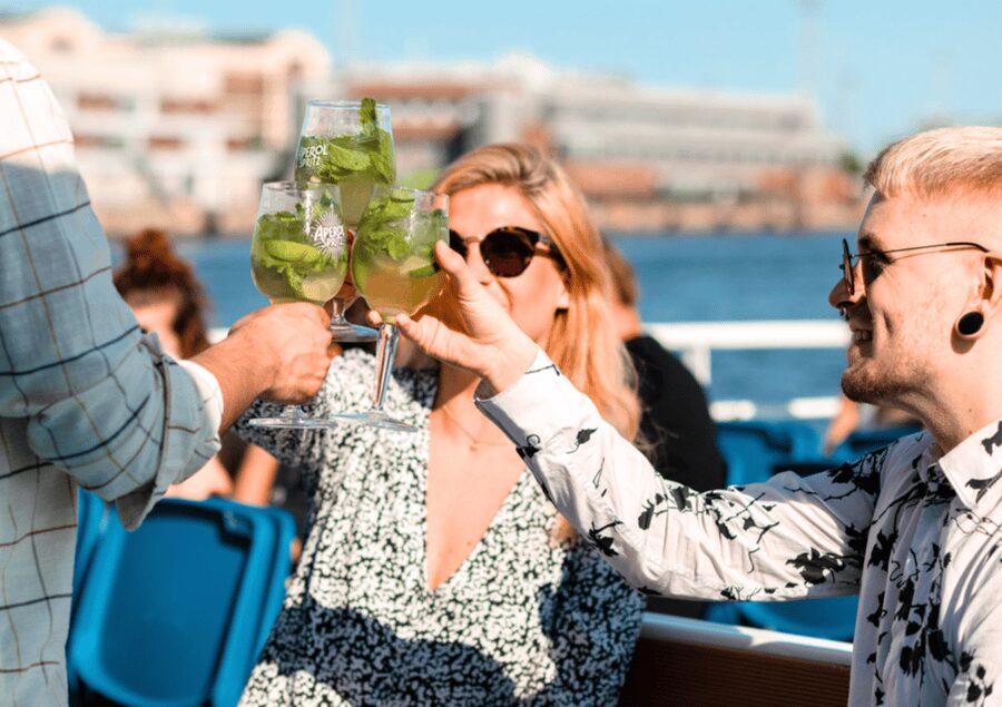 Helsinki: Evening Archipelago Cruise - Food and drinks aboard the boat