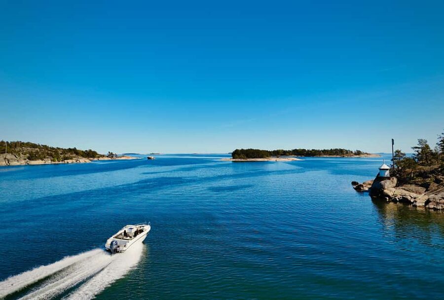 Helsinki: Private Boat Tour - A close look at Suomenlinna Sea Fortress