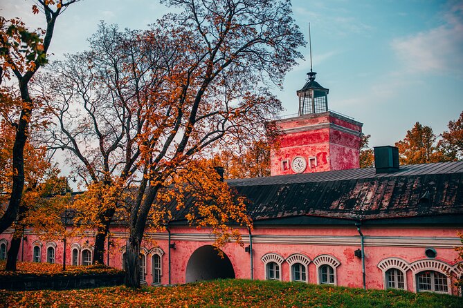 Helsinki walking tour with a city planner - Presidential Palace and Uspenski Cathedral