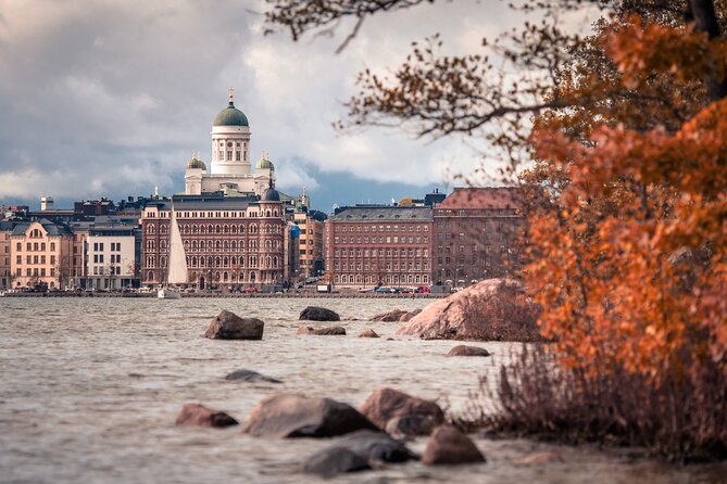 Helsinki walking tour with a city planner - Senate Square and Helsinki Cathedral