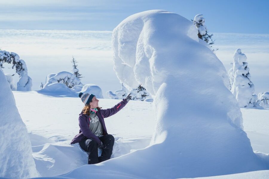 Hiking in Riisitunturi National Park with Photographer - Campfire lunch in the Arctic cold