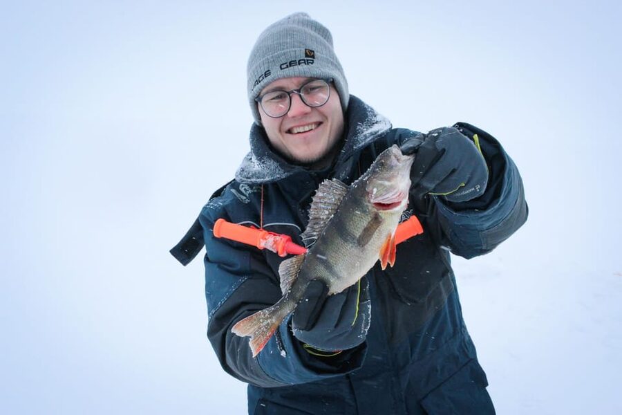 Ii: Easy family-friendly ice fishing trip to the sea - Choosing a Fishing Spot on Sea Ice