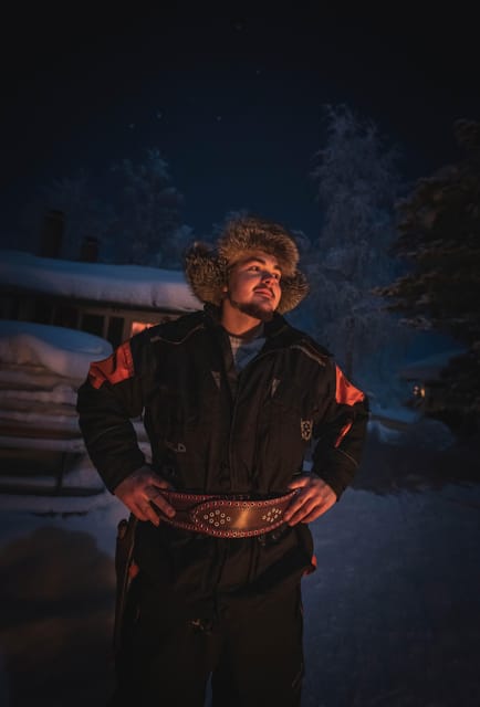 Ivalo: Lake Inari Northern Lights Tour w/ Reindeer & Dinner - Reindeer feeding with a small personal touch