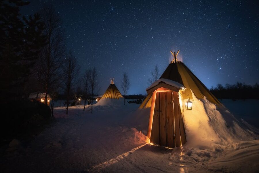 Ivalo: Lake Inari Northern Lights Tour w/ Reindeer & Dinner - Waiting beside the lake for the Northern Lights