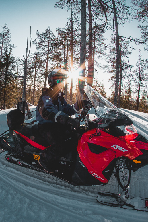 Levi: Easy Snowmobile Safari into the Nature - Learning to handle a Finnish snowmobile