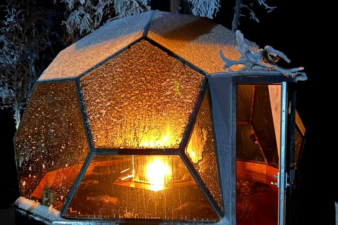 Northern Lights dinner in a Glass Igloo - The glass igloo restaurant beside the frozen lake