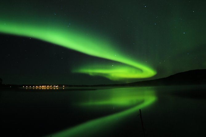 Northern lights hunting with car - Campfire sausages, berry drinks, and a Finnish hut