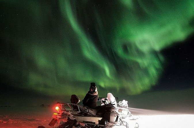 Northern Lights Snowmobile Hunt - The campfire stop under the night sky