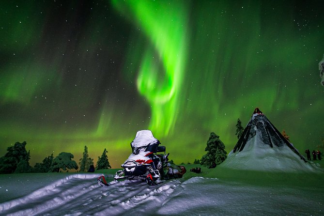 Northern Lights Snowmobile Sleigh Ride - Guides are central to the quality of the night
