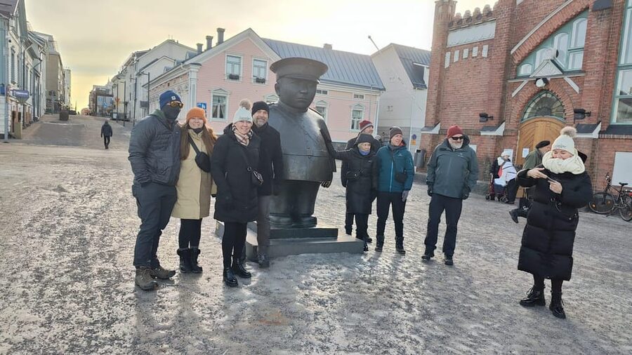 Oulu: City Tour - Starting under Oulu’s famous policeman