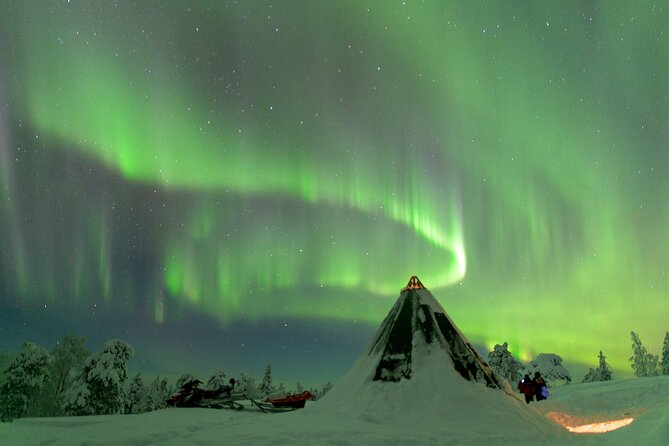 Private Aurora Tour (5 or more) by Aurora Experts - Rovaniemi - The wilderness lodge and the short walk uphill