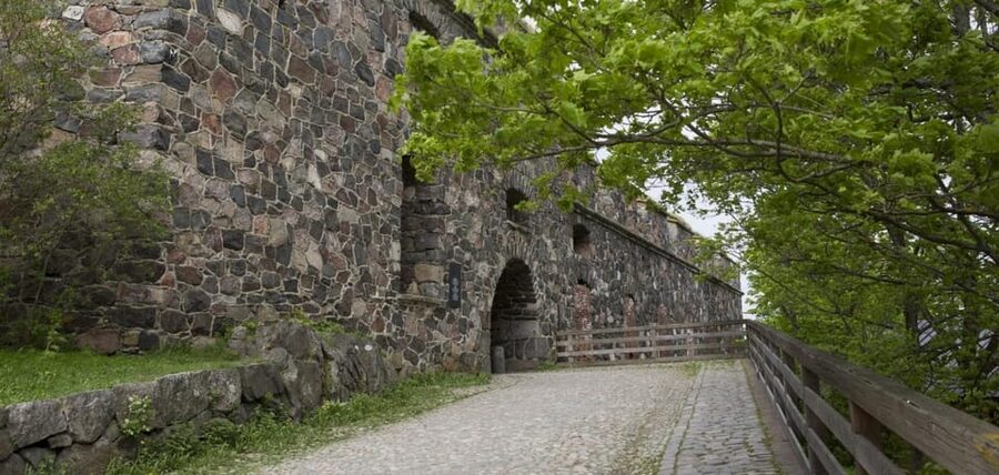 Private tour to Suomenlinna and Helsinki - Walking through Suomenlinna’s fortifications