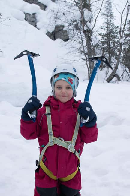Pyhätunturi: Kid's Ice Climbing Adventure in Finnish Lapland - The 10-minute walk to Tajukangas