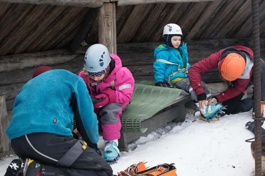 Pyhätunturi: Kid's Ice Climbing Adventure in Finnish Lapland - Who should book this activity?