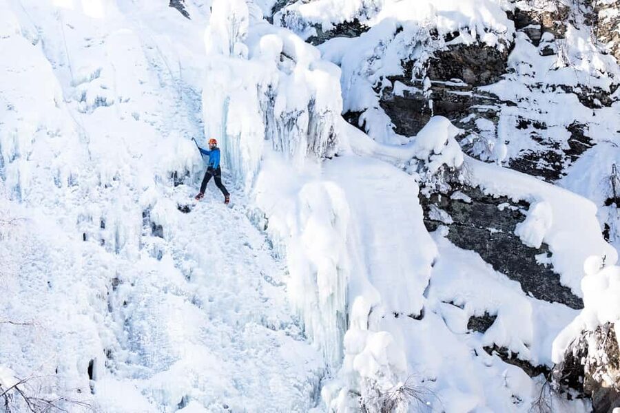 Pyhätunturi: Try Ice Climbing in Finnish Lapland - The 10-minute walk into the forest