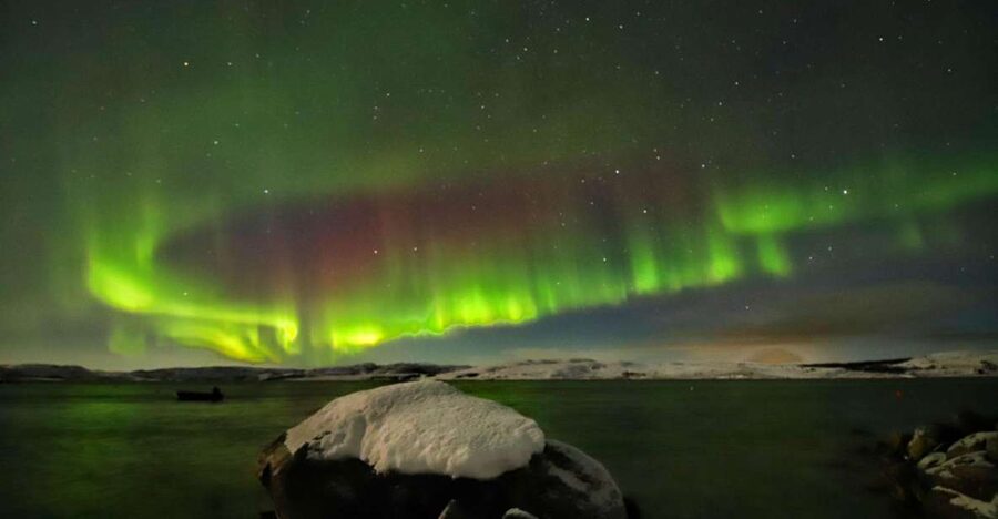 Rovaniemi: Aurora Hunting Tour with Photography by Van - Frozen Lakes and Dark Open Spaces