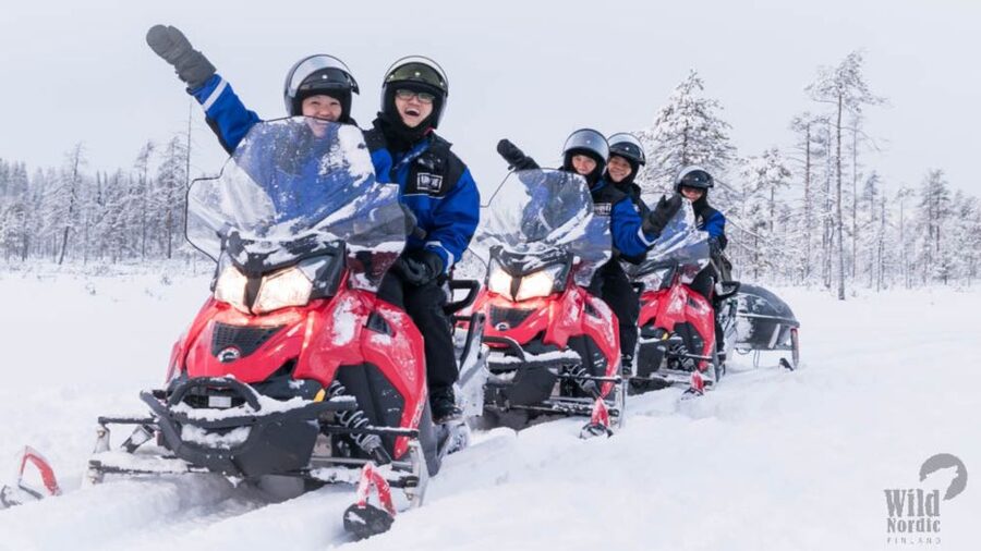 Rovaniemi: Easy Snowmobile Safari - The photo stop adds value for families