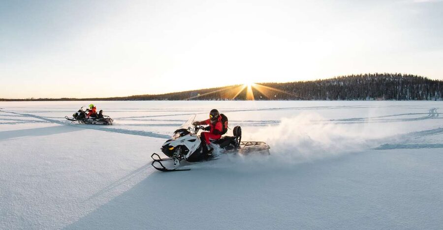 Rovaniemi: Full-Day Snowmobile Safari into the Wilderness - The campfire lunch in a wooden kota