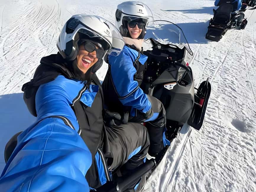 Rovaniemi: Guided Wilderness Snowmobile Safari & Barbeque - The safety briefing before the engine starts