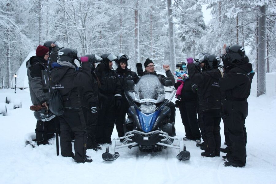 Rovaniemi: Husky & Reindeer Experience with Snowmobile Ride - Alaskan huskies in action