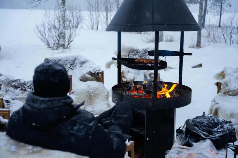 Rovaniemi: Ice Fishing Small Group Tour & Barbeque - BBQ sausages and hot drinks by the ice