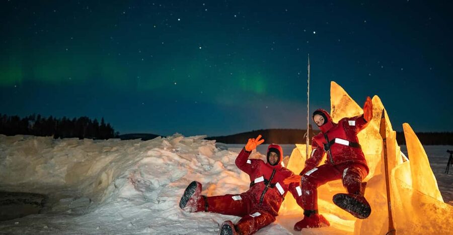 Rovaniemi: Ice Floating in Forest Lake with Aurora Borealis - Guides make the difference