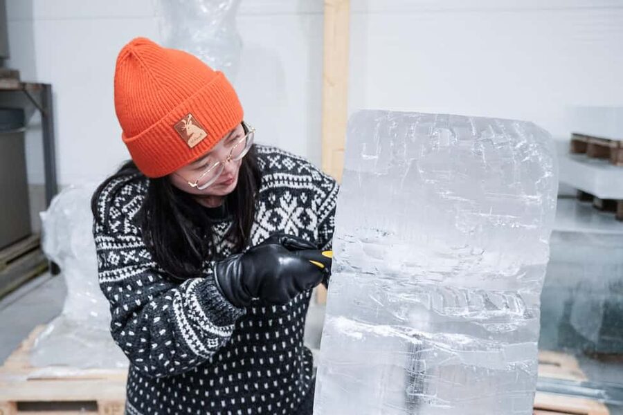 Rovaniemi: Ice sculpting experience - The pickup from Rovaniemi and the one-hour ride