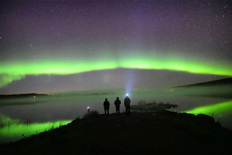 Rovaniemi: Lapland Northern Lights Tour with BBQ - Waiting beside the fire and BBQ