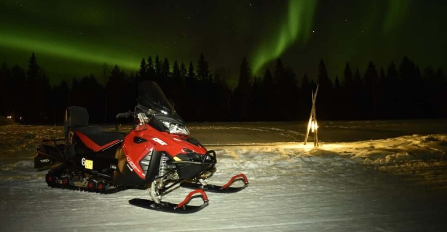 Rovaniemi: Night Snowmobile Tour - Learning to drive before the forest ride