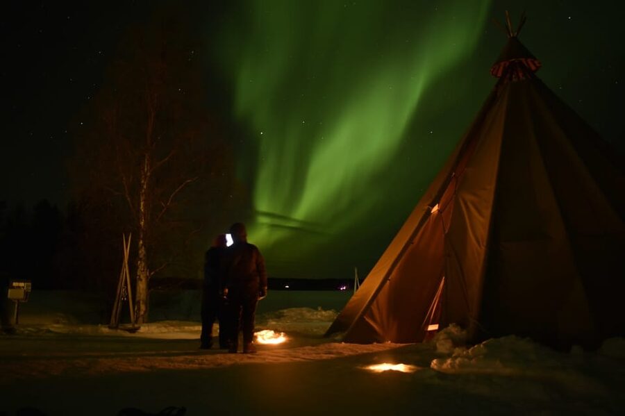 Rovaniemi: Night Snowmobile Tour - The campfire pause in the cold