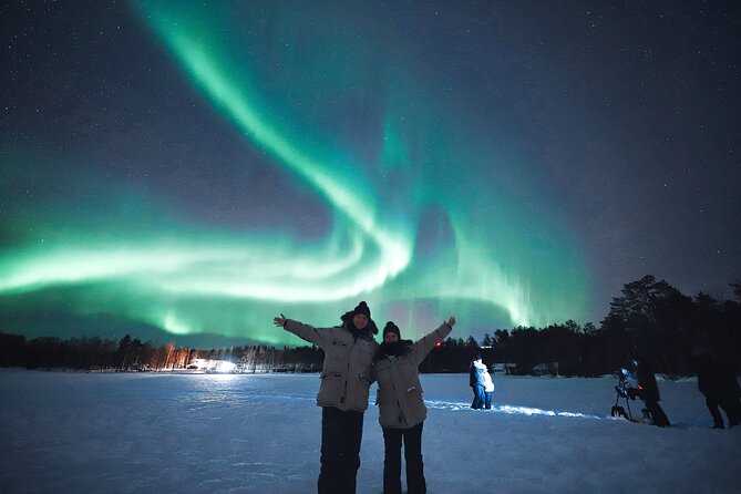 Rovaniemi: Northern Lights Group Tour - Guaranteed View - Waiting beside a fire with hot juice and cookies