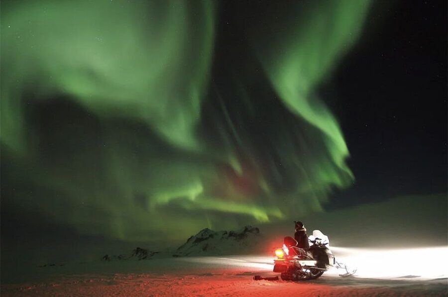 Rovaniemi: Northern Lights Snowmobile Hunt - Riding into the Arctic Circle darkness
