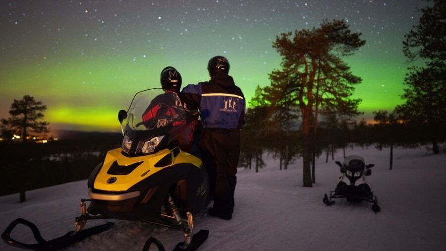 Rovaniemi: Northern Lights Snowmobile Hunt - Guide service and the human side