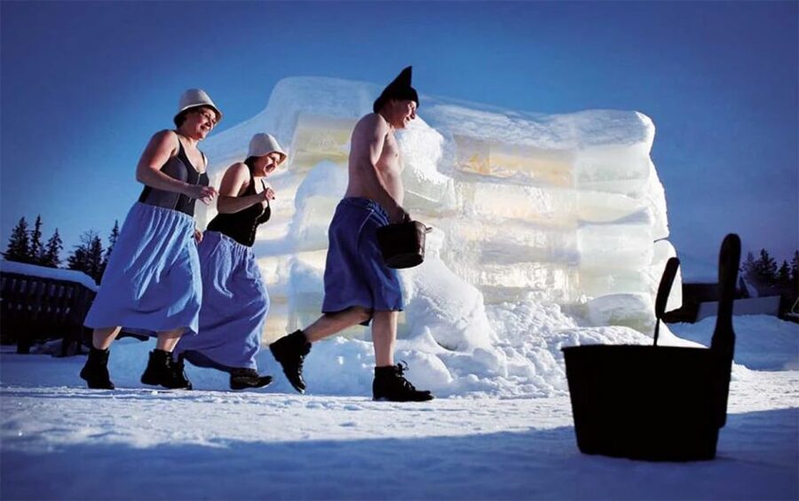Rovaniemi: Northern Lights Trip with Arctic Sauna & Jacuzzi - Jacuzzi time beneath the Northern Lights