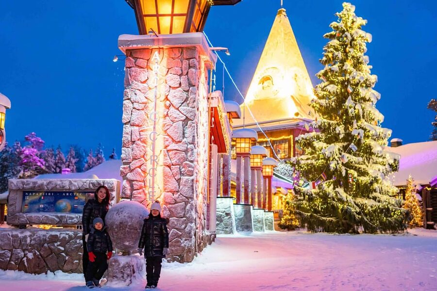 Rovaniemi: Private Pro Photoshoot in Santa Claus Village - Practical tips for a better session