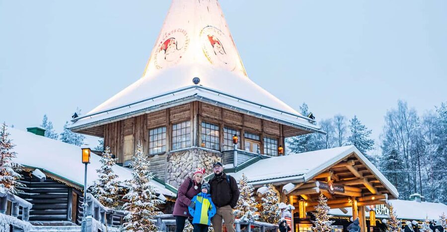 Rovaniemi: Private Pro Photoshoot in Santa Claus Village - Why a private Santa photo session can be worth it