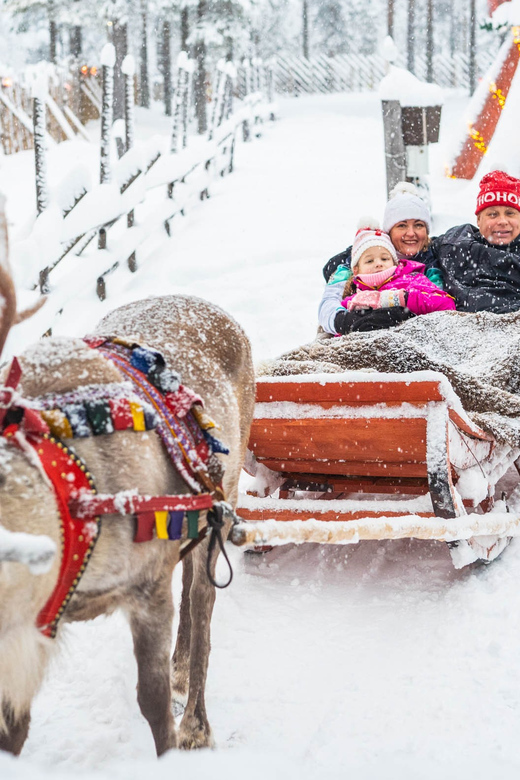 Rovaniemi: Private Pro Photoshoot in Santa Claus Village - One hour among the Christmas displays
