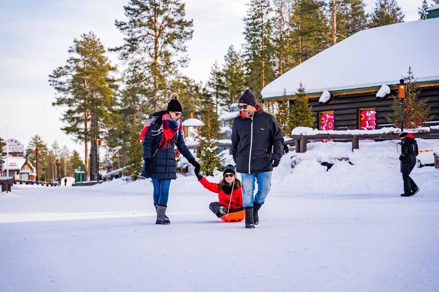 Rovaniemi: Private Pro Photoshoot in Santa Claus Village - What your photographer adds