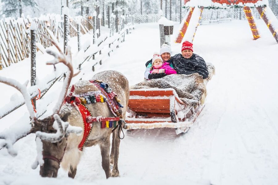 Rovaniemi: Private Pro Photoshoot in Santa Claus Village - Who will get the most from this outing